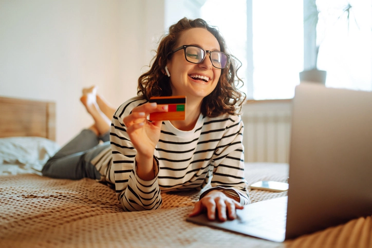 Mujer con tarjeta a punto de comprar