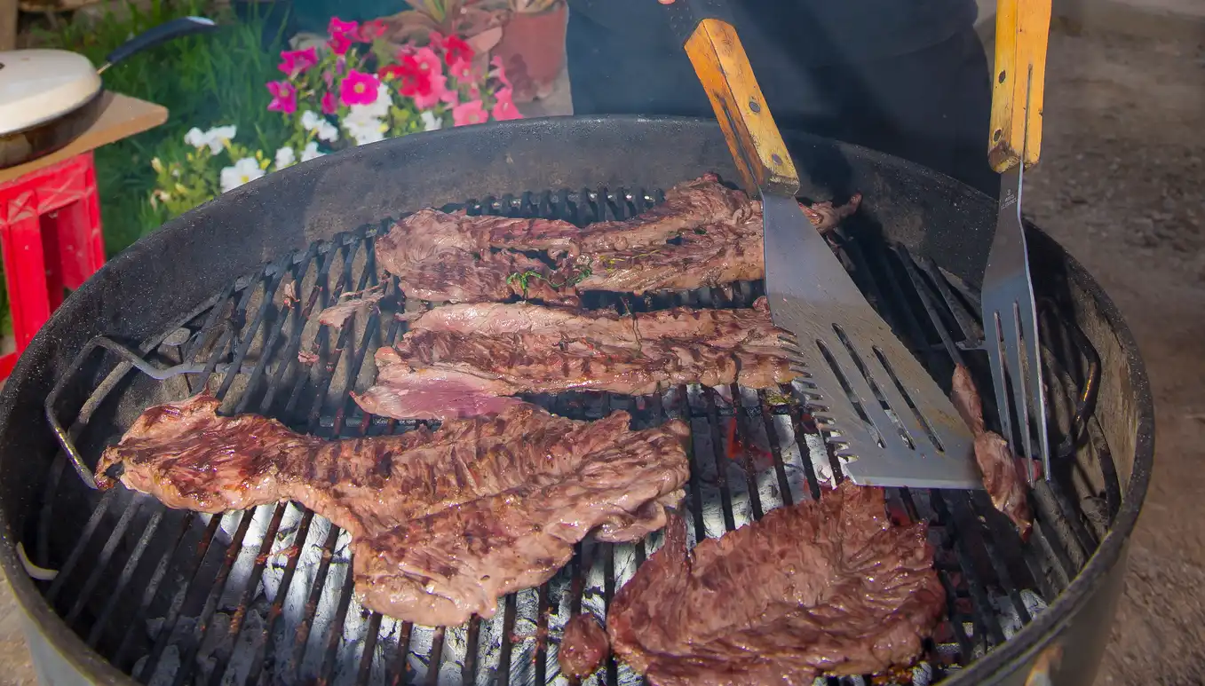 Carne asada en la parrilla