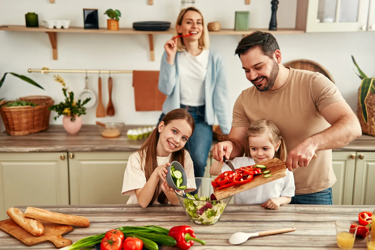 Familia cocinando alimentos saludables