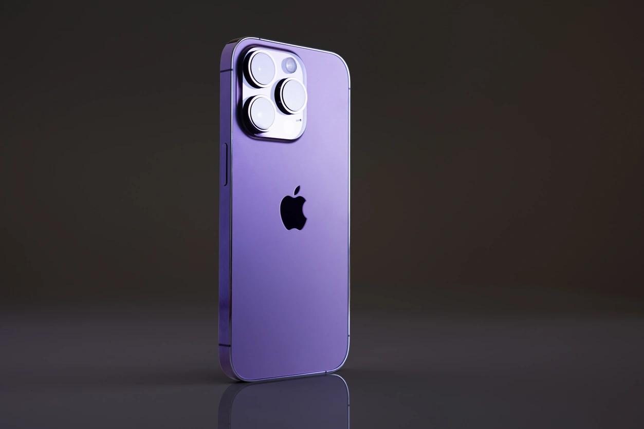 iPhone morado en fondo oscuro