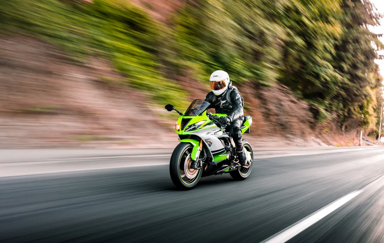 Moto deportiva en la carretera