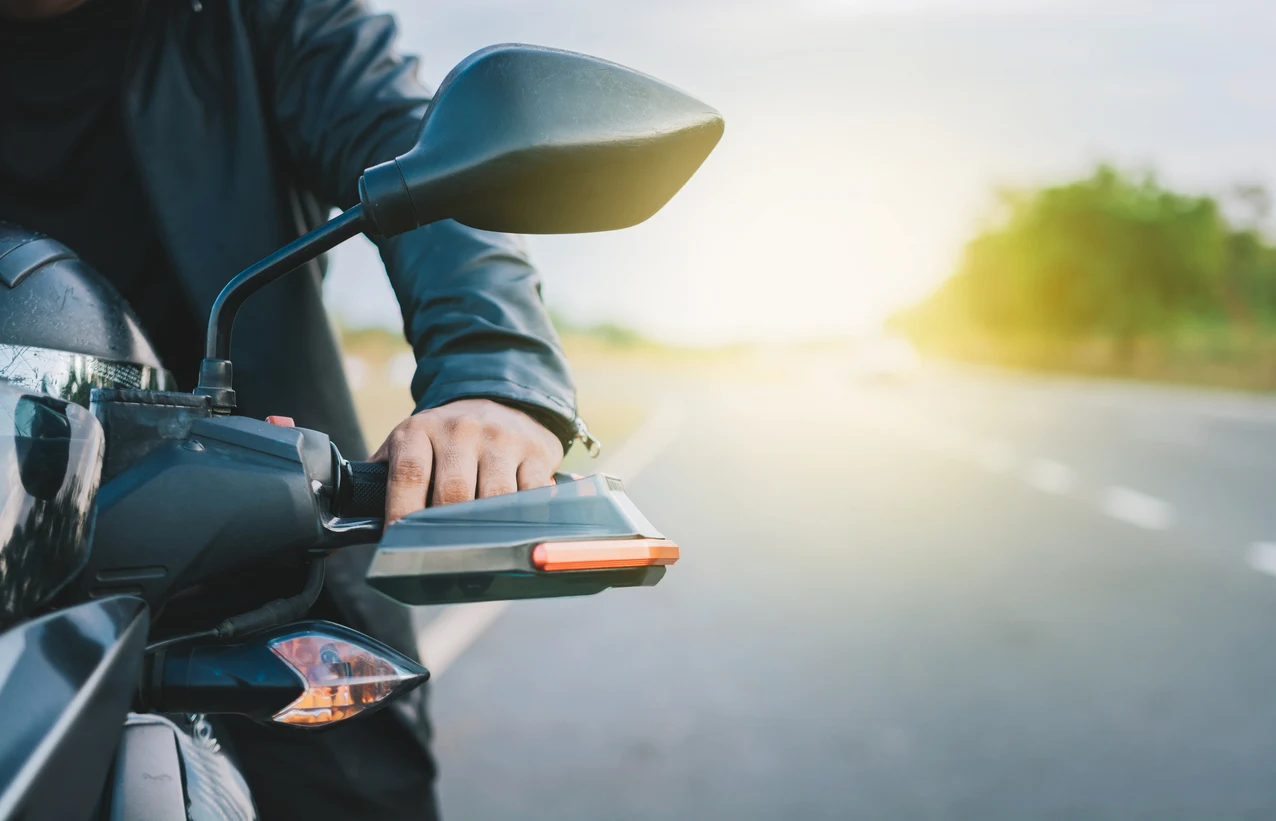 Espejo retrovisor de una motocicleta en la ruta