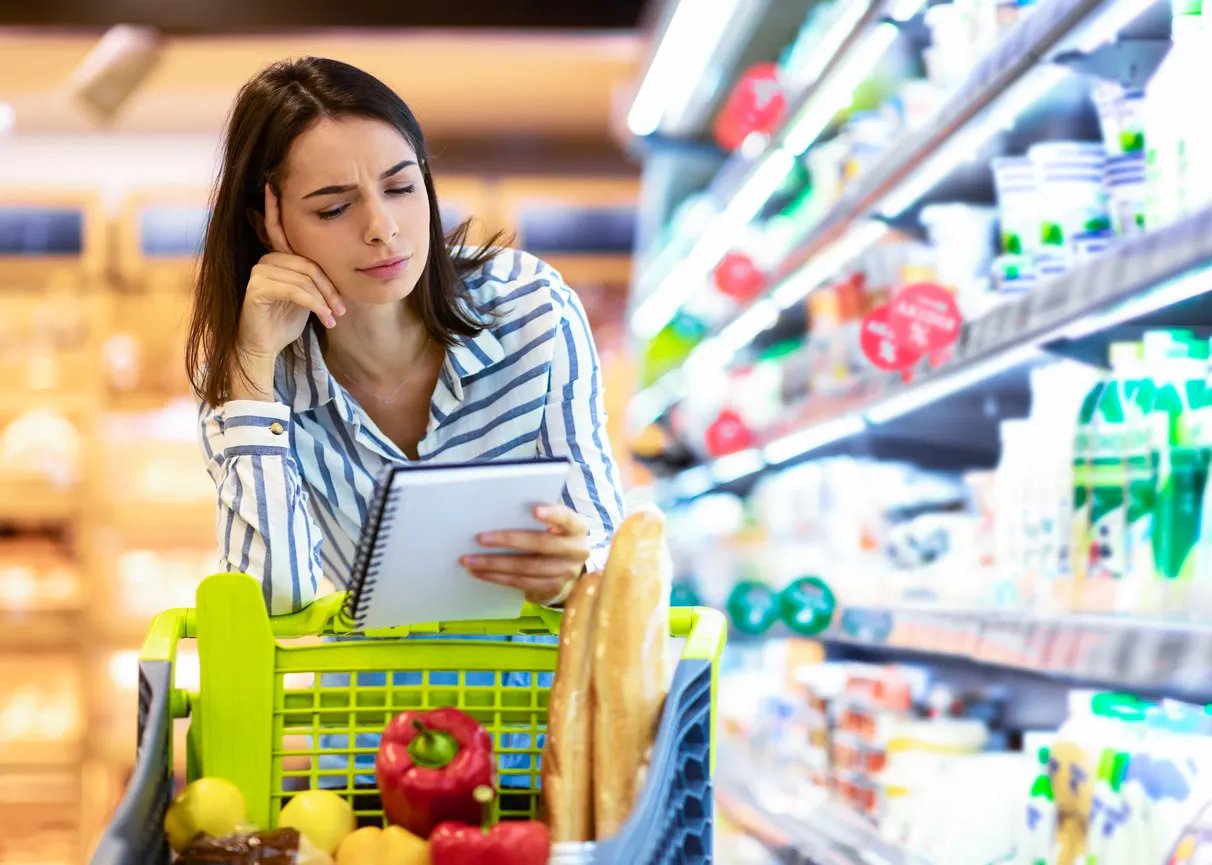 Mujer con lista de compras