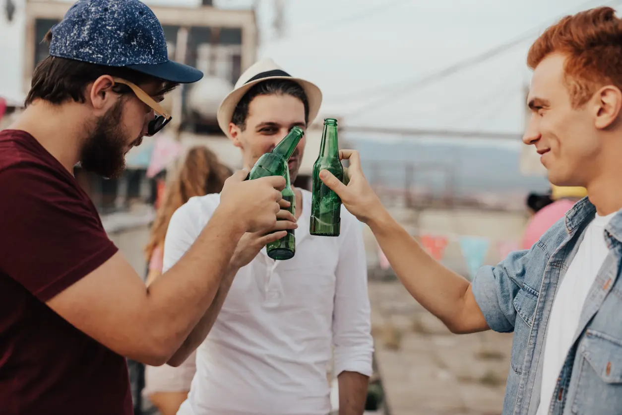 Cerveza en reunión de amigos