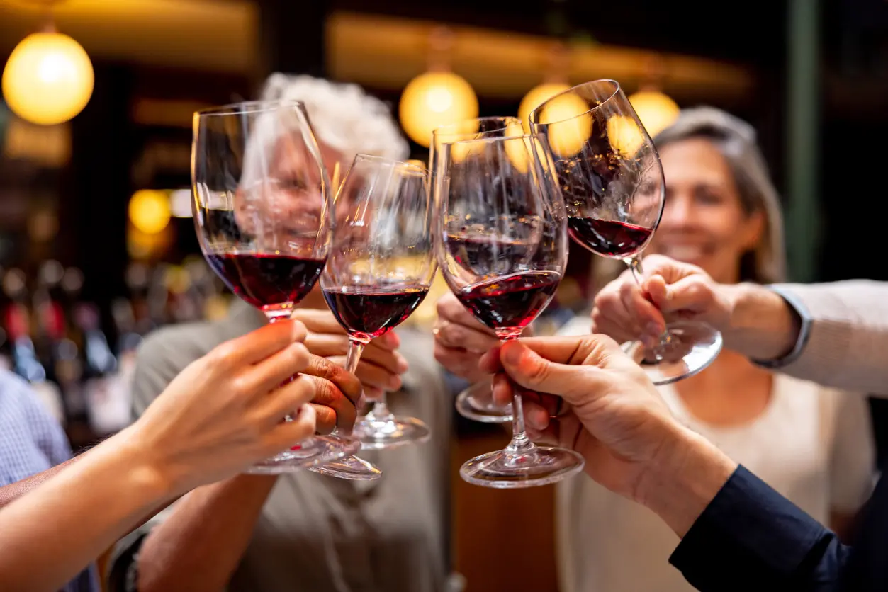 Grupo de personas brindando con vino