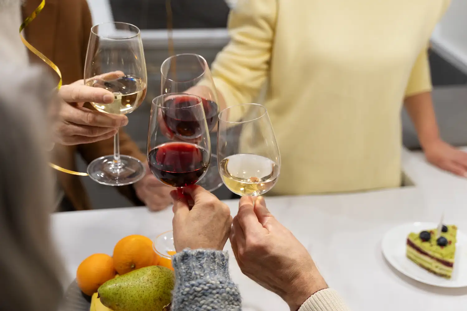 Personas mayores celebrando juntas