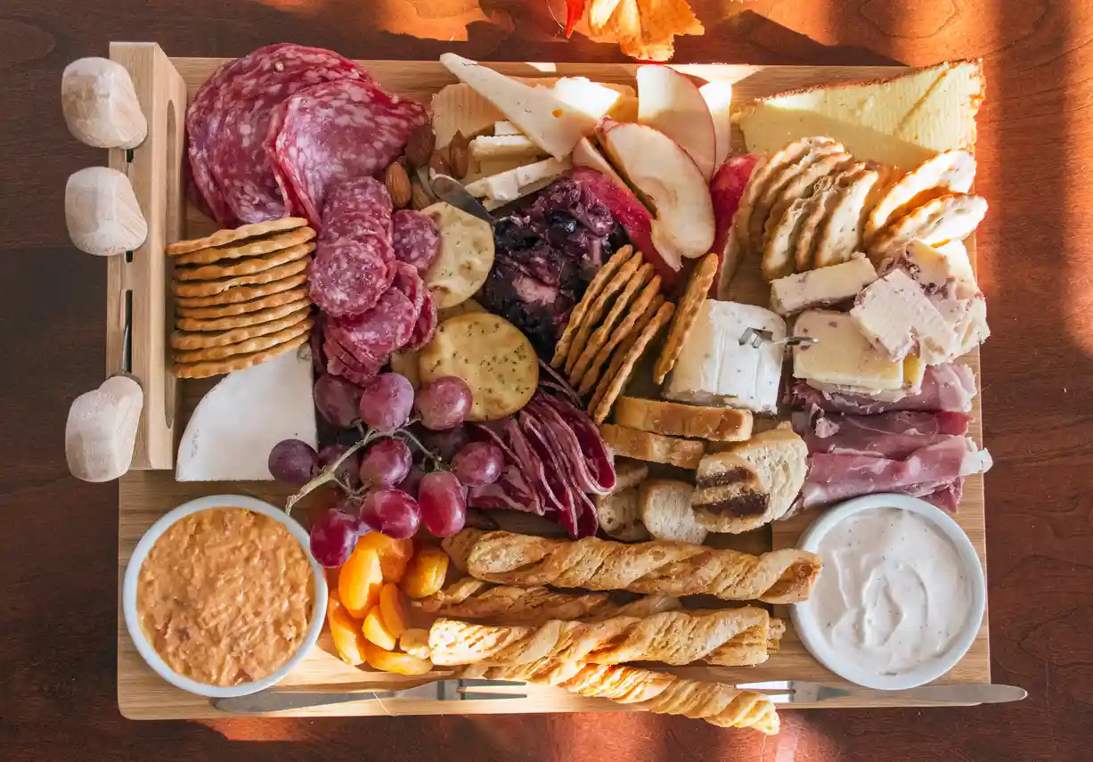 Guía para armar una tabla de quesos y carnes frías