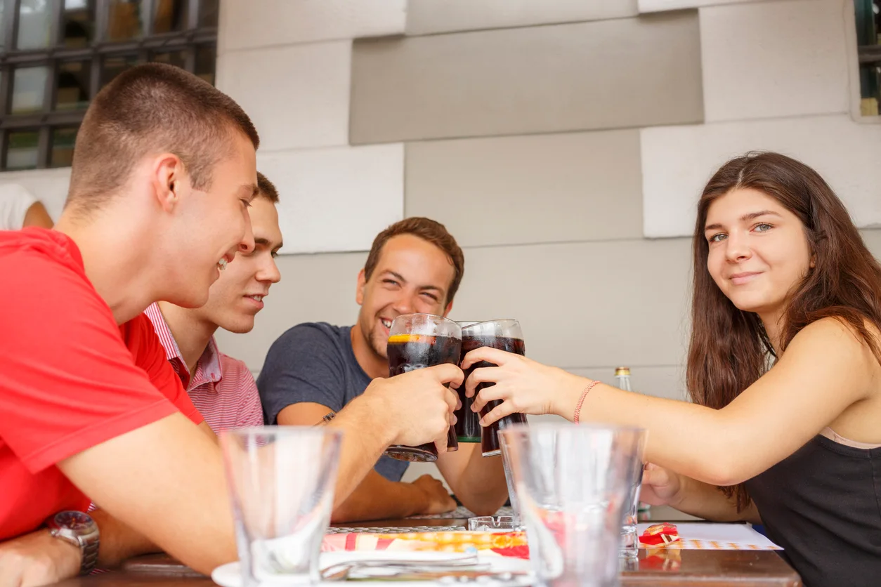 Grupo de amigos compartiendo un refresco