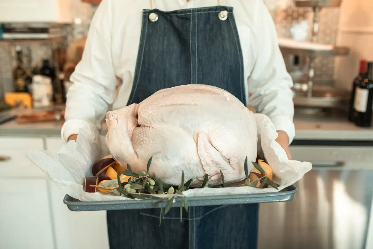 Hombre cocinando un pavo