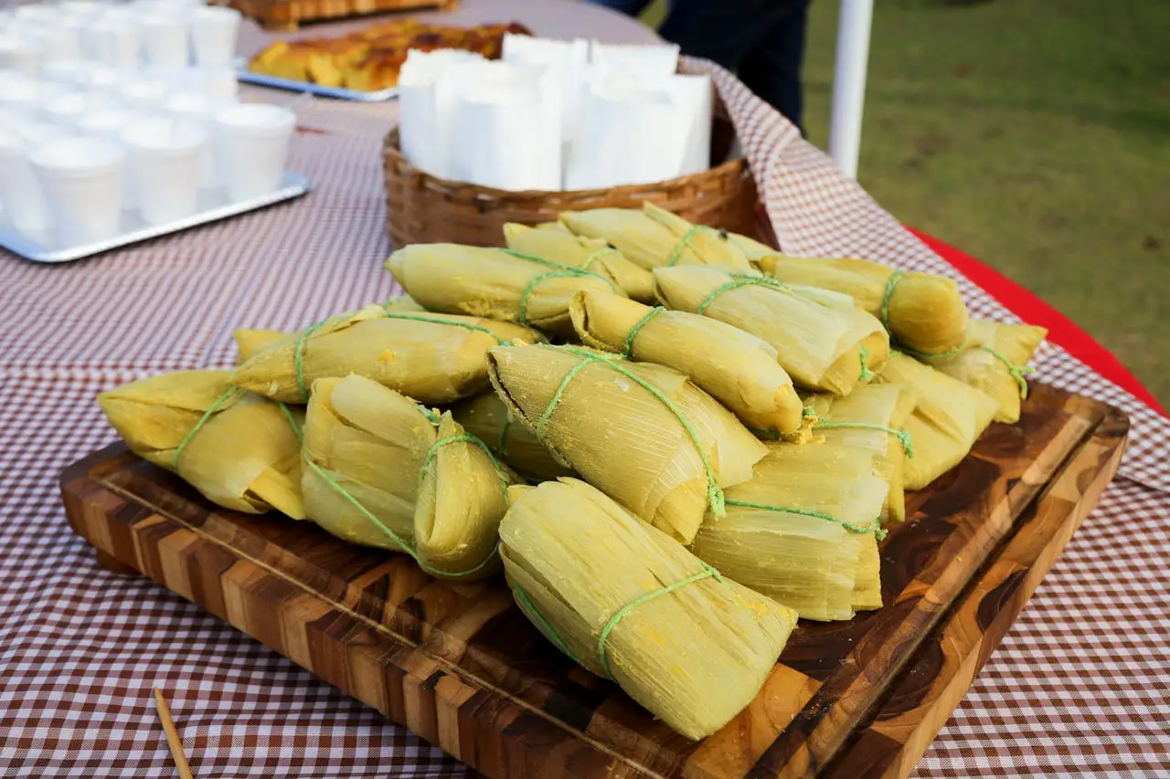 Mesa llena de Tamales