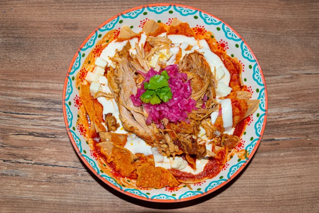 chilaquiles con salsa roja y puerco