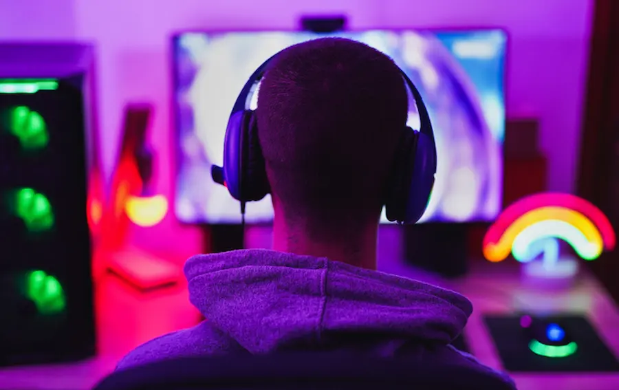 como armar setup gamer joven jugando online