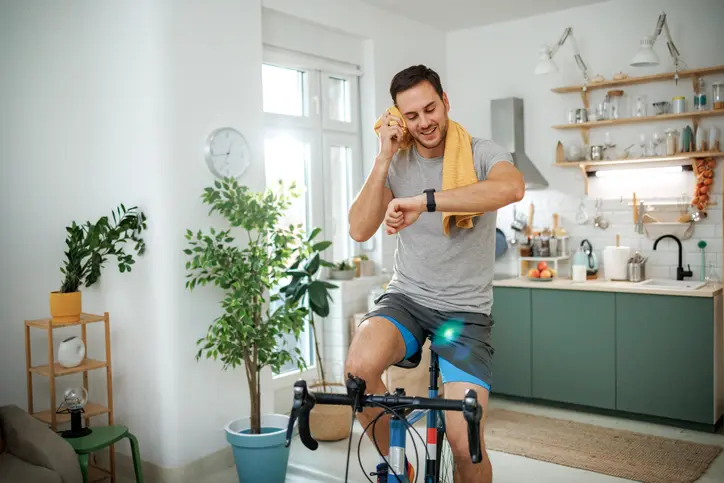hombre monta gimnasio en su casa