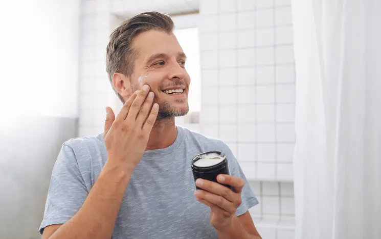 hombre realizando rutina de belleza