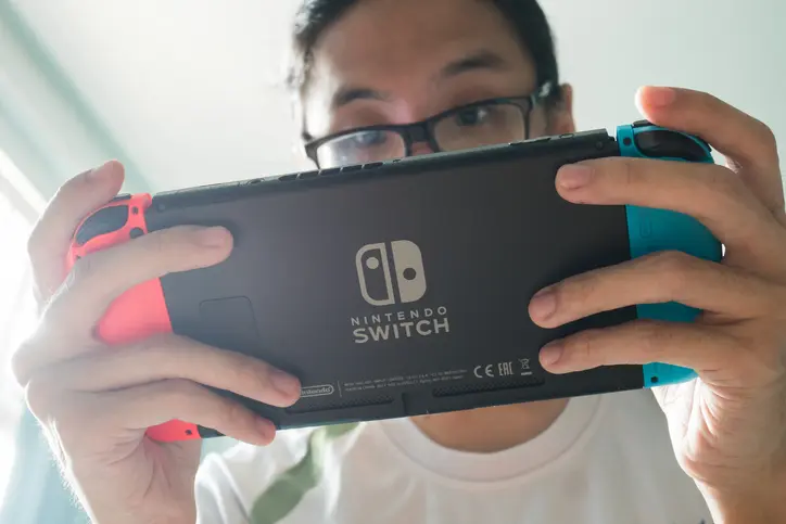 joven jugando con su nintendo switch