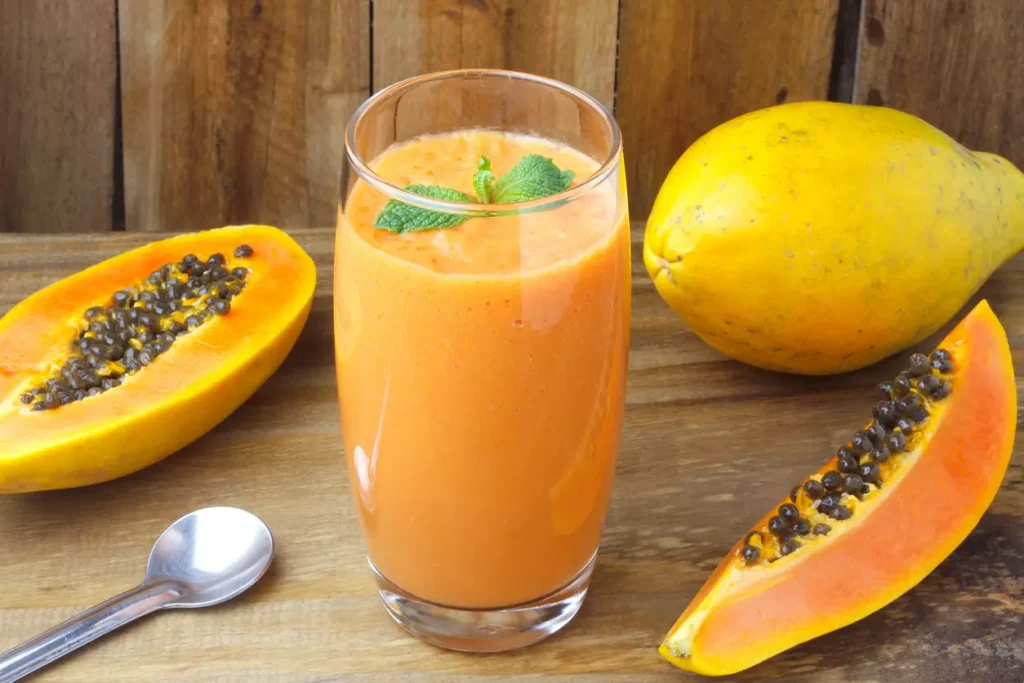 Batido de papaya casero con frutas tropicales y menta