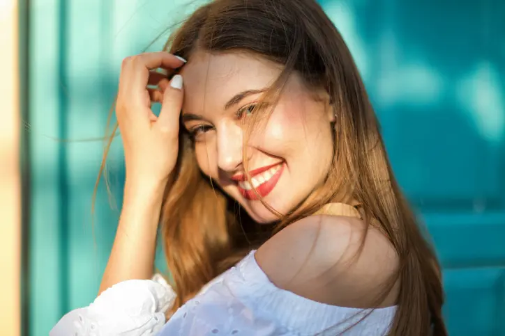 joven luciendo su maquillaje de verano