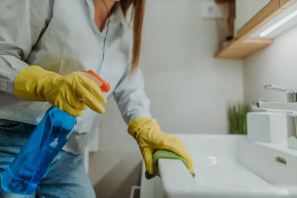 mujer realizando aseo de su baño