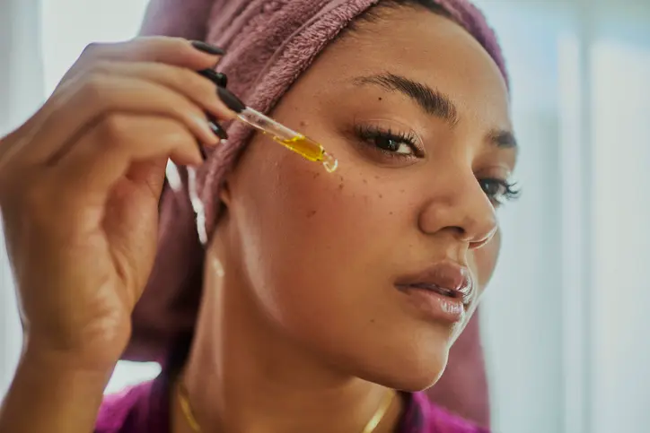 mujer realizando una rutina de belleza en su rostro