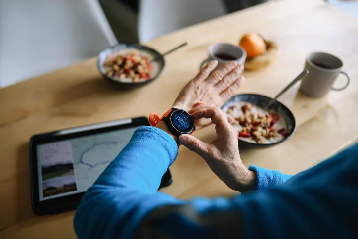 señora utilizando su smartwatch
