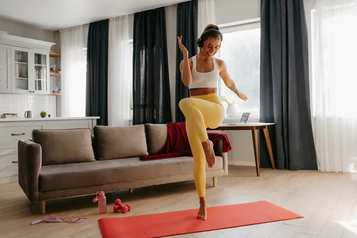 mujer monta gimnasio en su casa