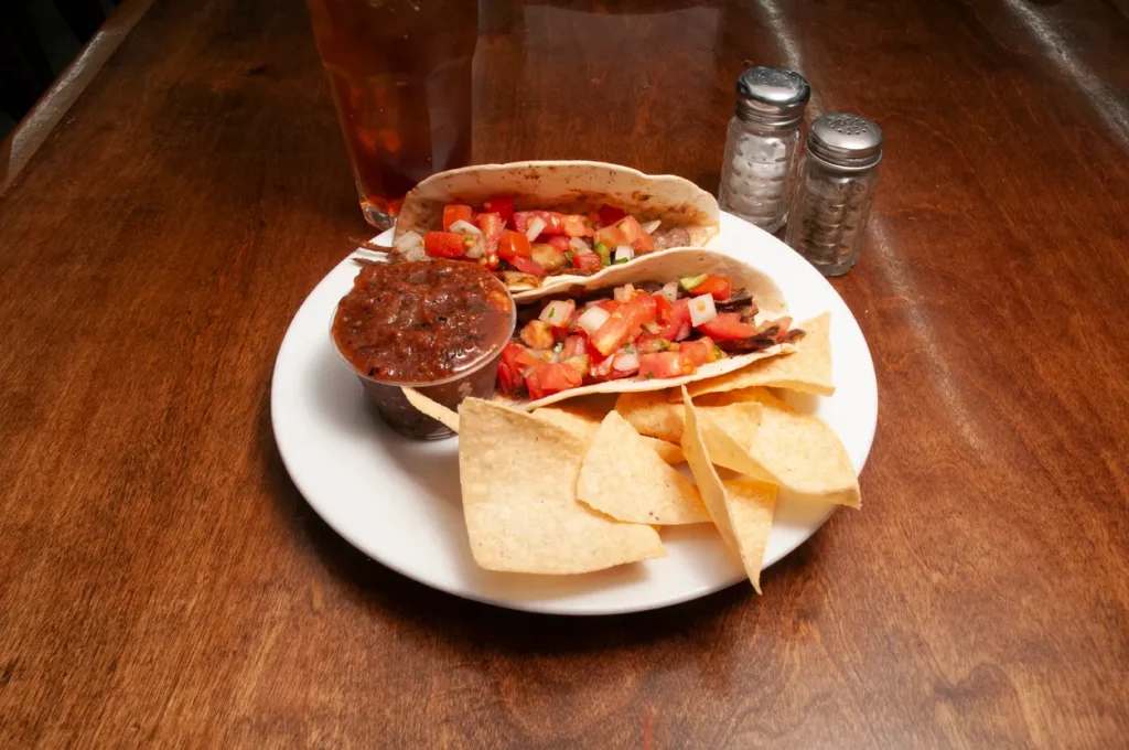 tacos de carnitas con salsa roja y pico de gallo