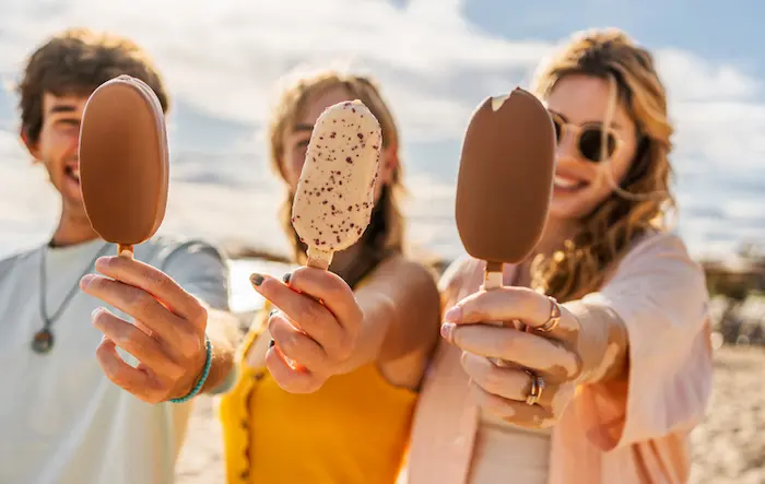amigos disfrutando de helados chedraui