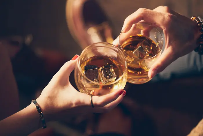 amigos brindan con whisky