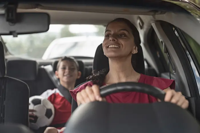 checklist automotriz listo para que mama e hijo comiencen sus vacaciones