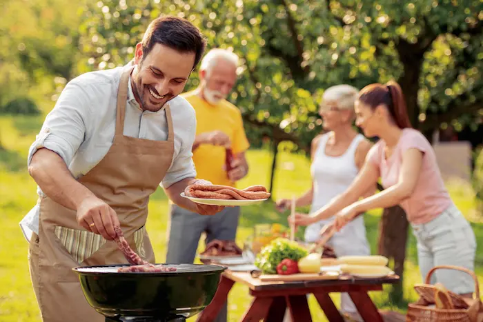 familia en barbacoa de yellow day