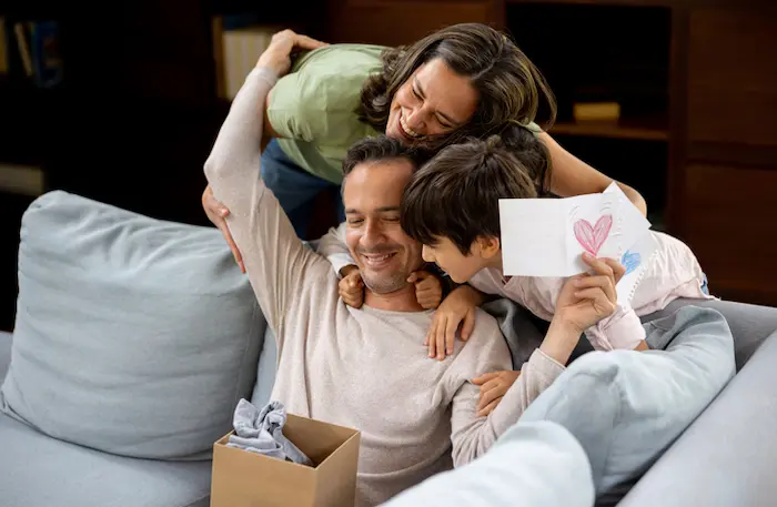 familia festejando el dia del padre juntos