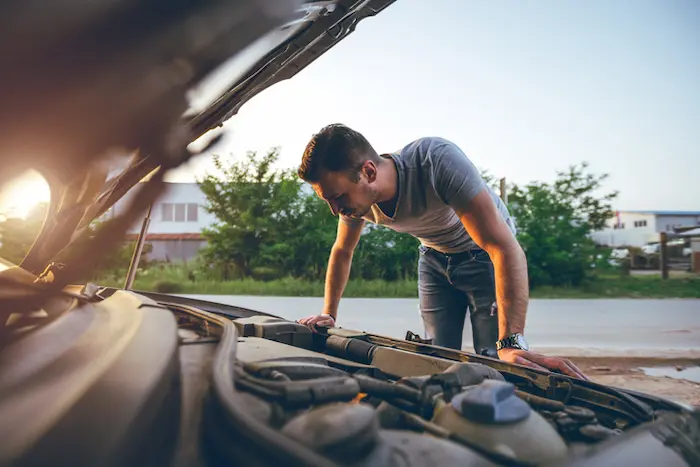 haciendo checklist automotriz para salir a la carretera