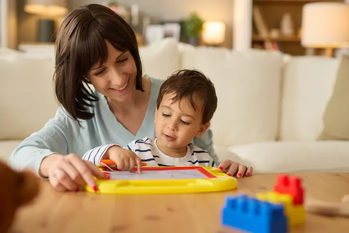 madre incentivando a su hijo con juguetes para bebes