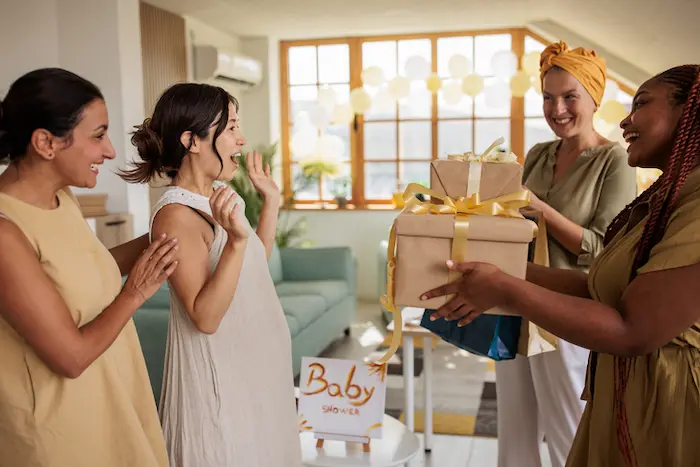 mama abriendo sus regalos del baby shower
