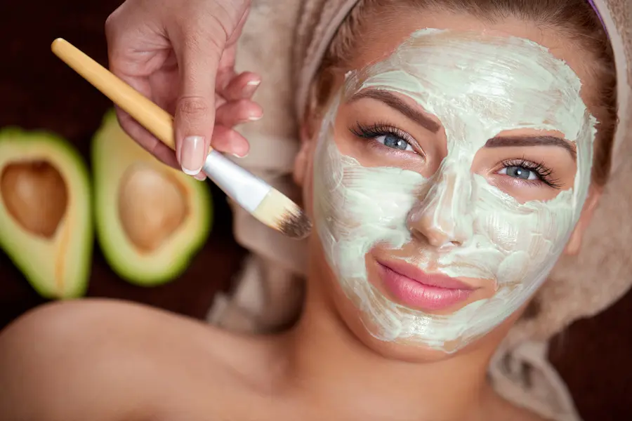 Mascarilla de aguacate, miel y yogurt: tu aliada natural para una piel suave y radiante 