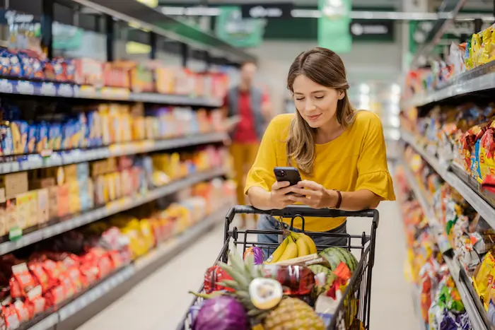 mujer comprando en el supermercado por el yellow day