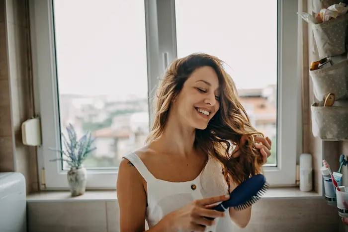 mujer con pelo fuerte y saludable gracias a shampoo para caída del cabello