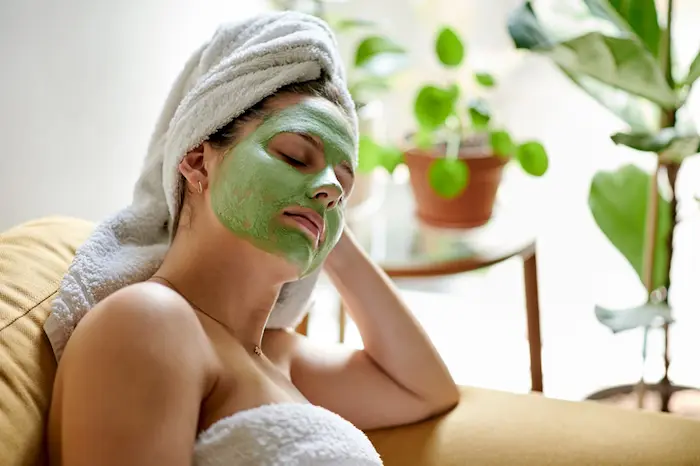mujer haciendo ritual de belleza con mascarilla de aguacate y miel