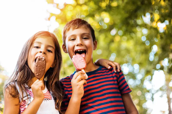 niños disfrutando de helados Chedraui