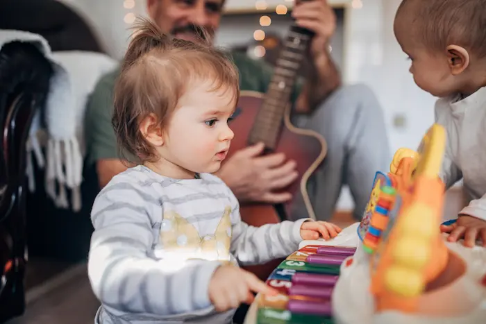 niños juegan con juguetes para bebes