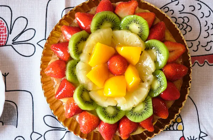 pastel de frutas de kiwi fresa y durazno
