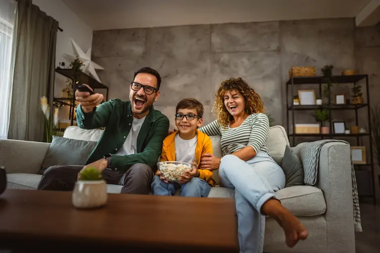 familia disfrutando de una pelicula con barra de sonido