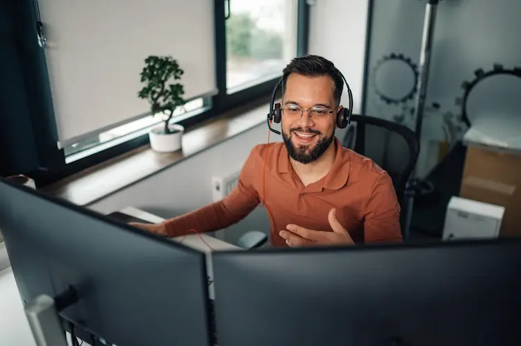 hombre disfrutando de sus accesorios para home office
