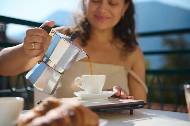 mujer preparando cafe y mostrando tipos de cafeteras 
