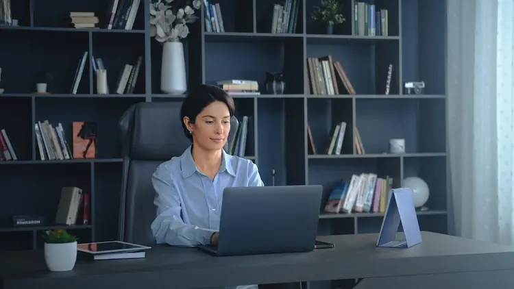 mujer trabajando desde su casa con su portatil