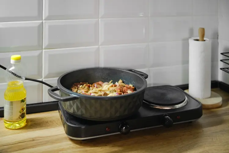 olla cocinandose en estufa electrica