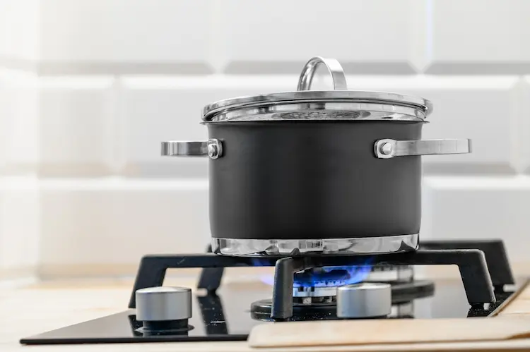 olla encima de una estufa de gas 