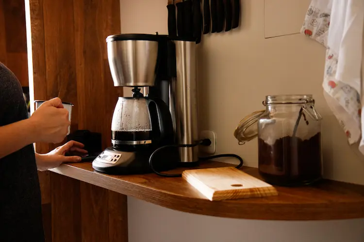 persona haciendo cafe con distintos tipos de cafeteras