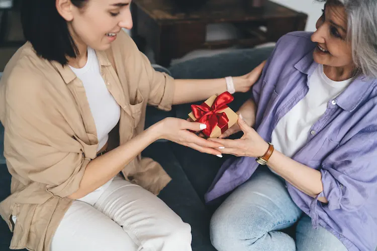 madre recibiendo caja de regalo por el día de las madres