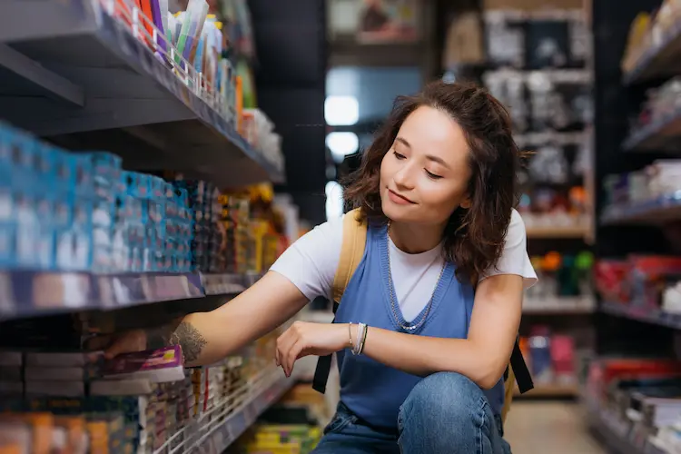 mujer organizando por categorías los productos de abarrotes